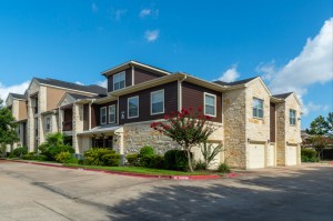 Apartments in Katy, Texas - Exterior Apartment Building and Drive  