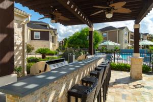 Apartments in Katy, Texas - Outdoor Grilling Area with Bar Seating