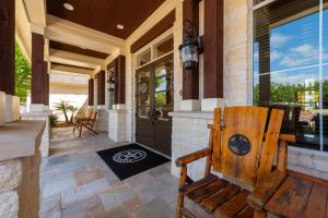 Apartments in Katy, TX - Clubhouse Entrance Patio