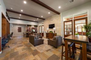 Apartments in Katy, TX - Clubhouse Seating Areas