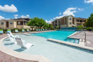 Apartments in Katy, TX - Pool and Patio Area