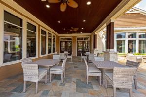 Apartments in Katy, Texas - Outdoor Covered Patio with Tables and Chairs